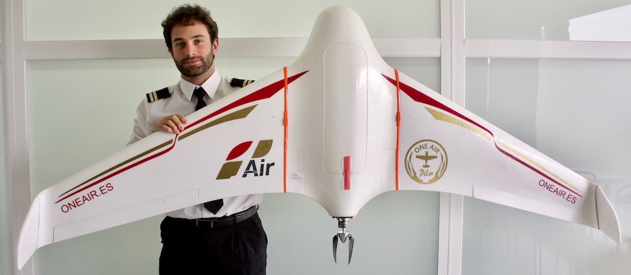 curso-ala-fija instructor de vuelo con un drone de ala fija en sus manos