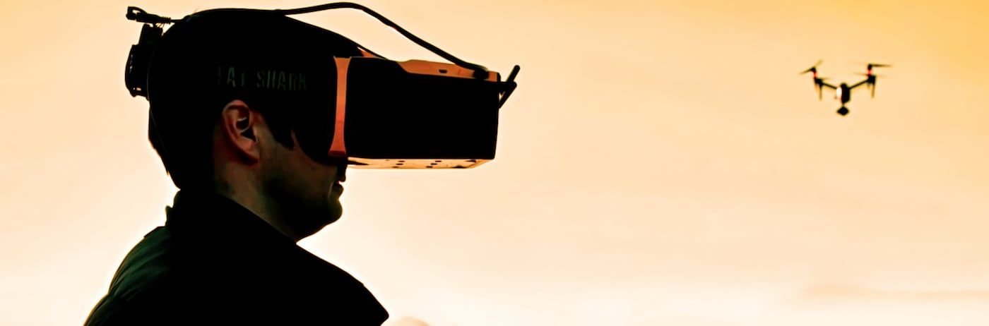 curso-operador-drones operador de drones con gafas de visualizacion del drone y al fondo drone dji inspire 2
